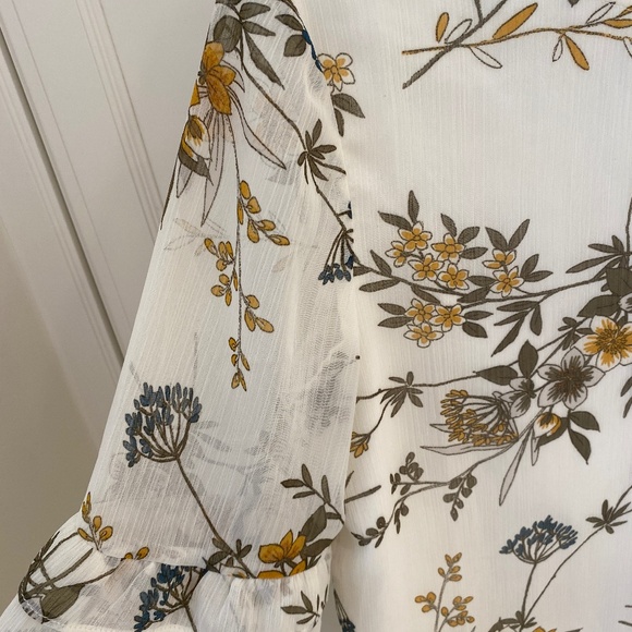 Gorgeous Floral Blouse - Picture 4 of 5